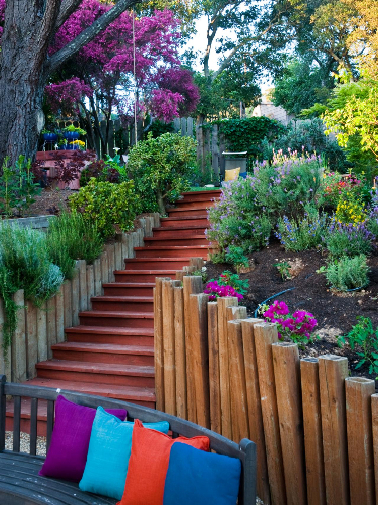 escalier-jardin-palissade-bois-massif-plantes-buis-arbustes