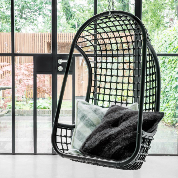 fauteuil de jardin suspendu -rotin-noir-naturel-hk-living-producteur-livingandcompany