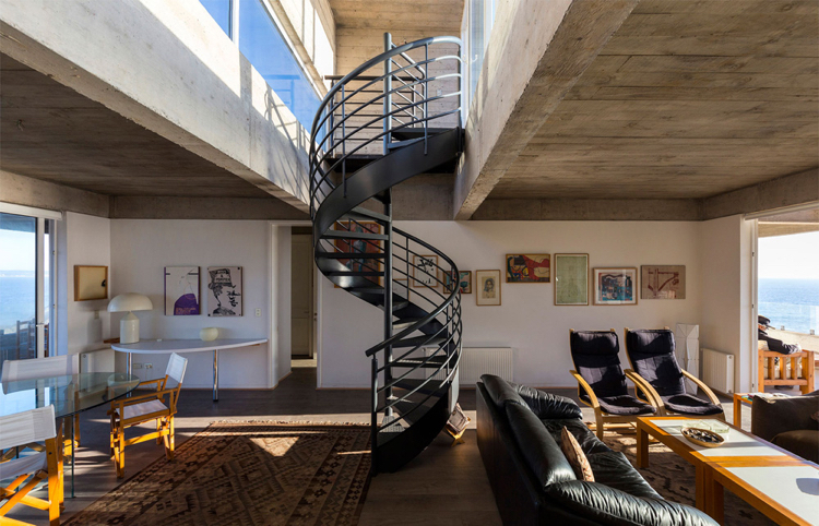 fenêtre panoramique -escalier-colimaçon-noir-mobilier-bois-cuir