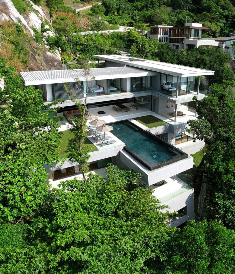 fenêtre panoramique -maison-luxe-piscine-enterrée-forêt