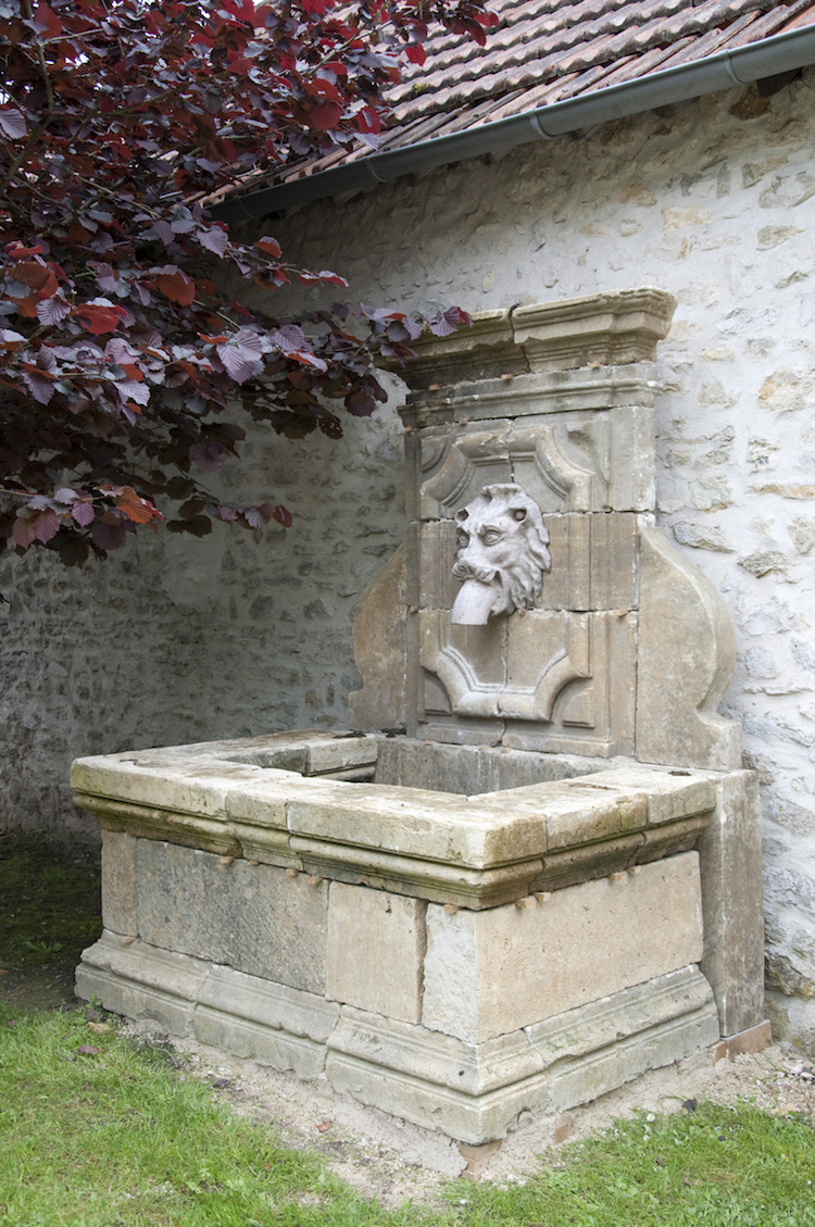 fontaine murale de jardin ancienne-pierre-tête-lion