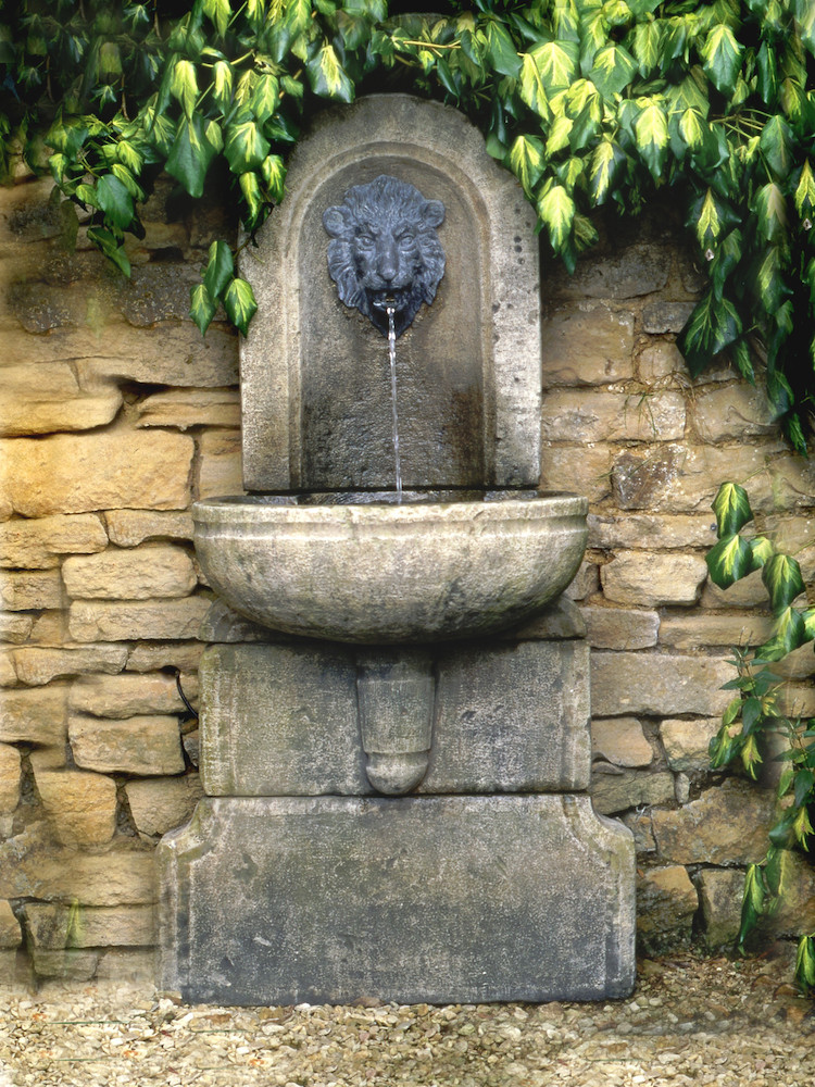 fontaine-murale-jardin-ancienne-tête-lion-pierre