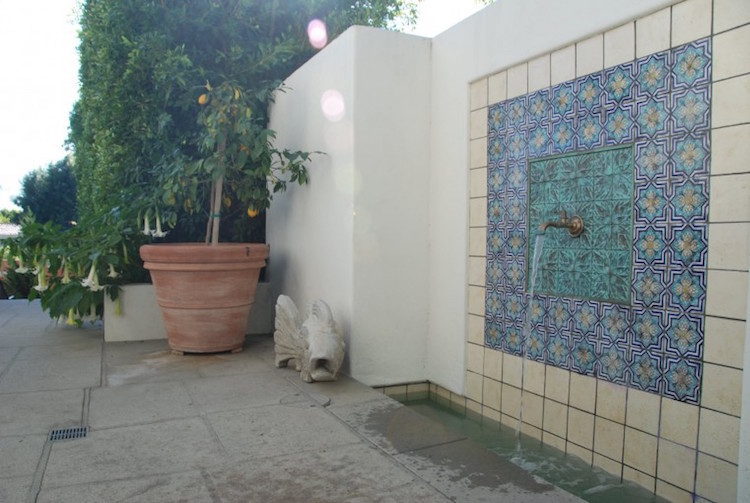 fontaine-murale-jardin-avec-robinet-carrealge-zellige