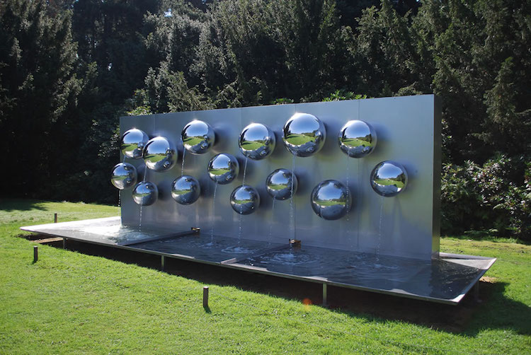 fontaine-murale-jardin-design-moderne-boules-miroir