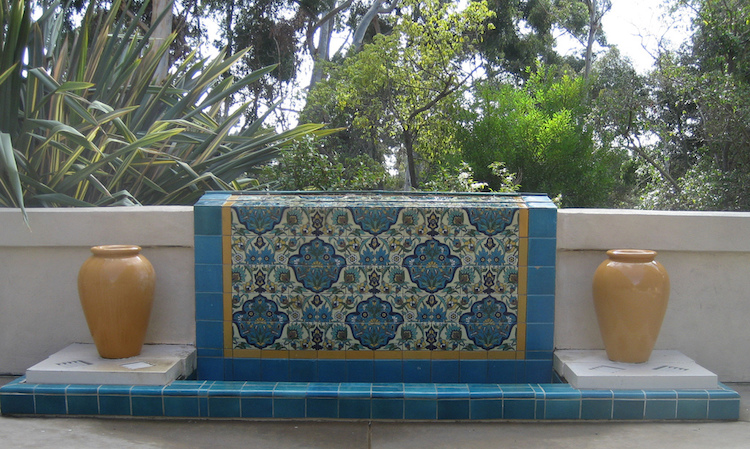 fontaine-murale-jardin-marocaine-zellige-bleu-exotique