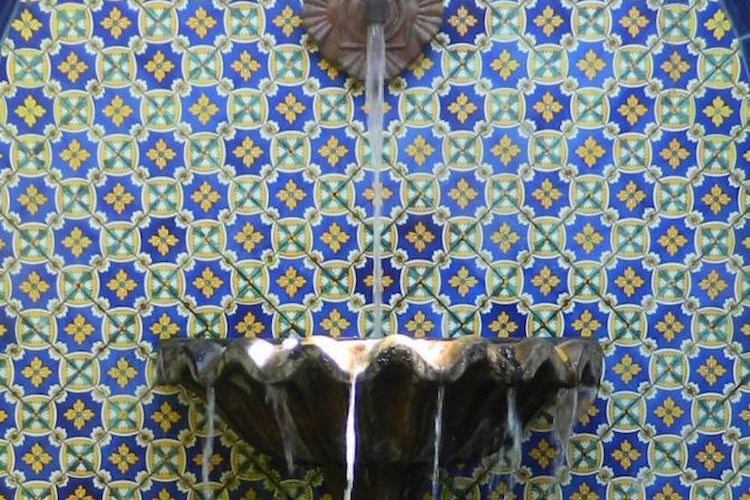 Installer une fontaine murale de jardin- conseils, vidéo, photos