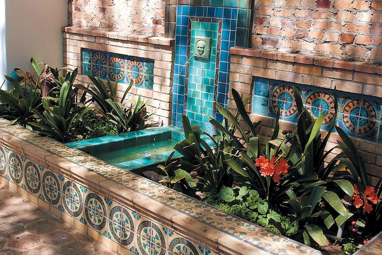 Installer une fontaine murale de jardin- conseils, vidéo, photos