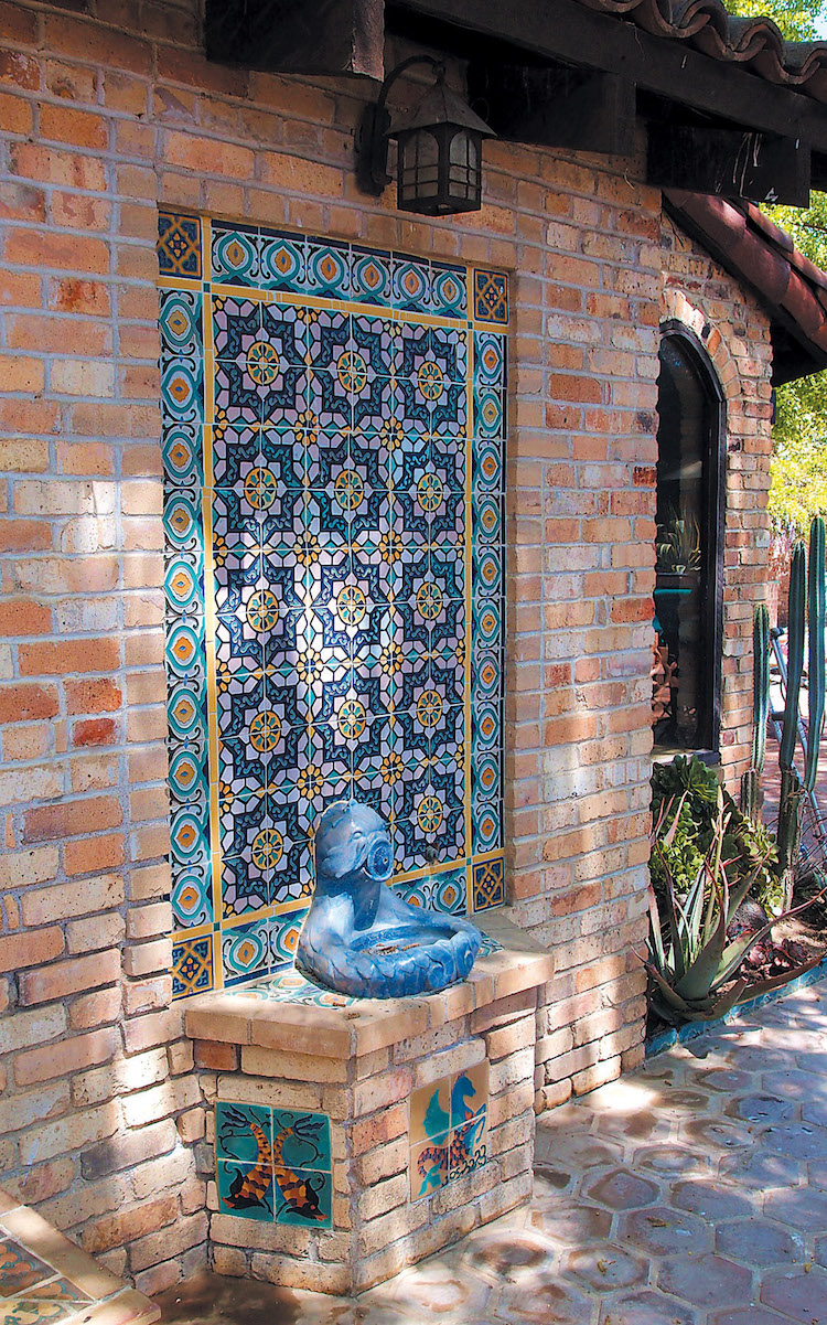 fontaine-murale-jardin-zellige-exotique-mur-brique