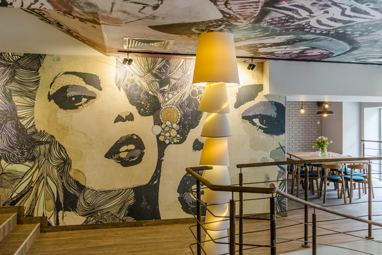 fresque murale -portrait-femme-graffiti-look-restaurant