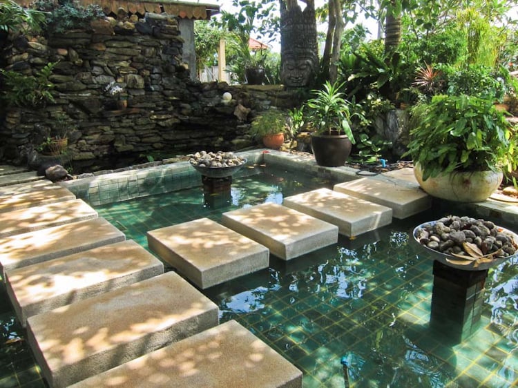gué pas japonais pierre-beige-piscine-exotique-turquoise