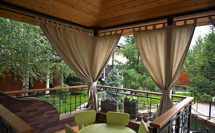 idée de protection solaire extérieure terrasse-couverte-rideaux