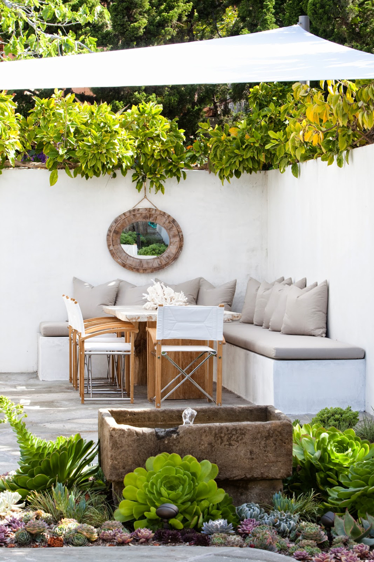 idées déco –aménagement-terrasse-banc-blanc-coussins-gris-voile-ombrage-succulentes
