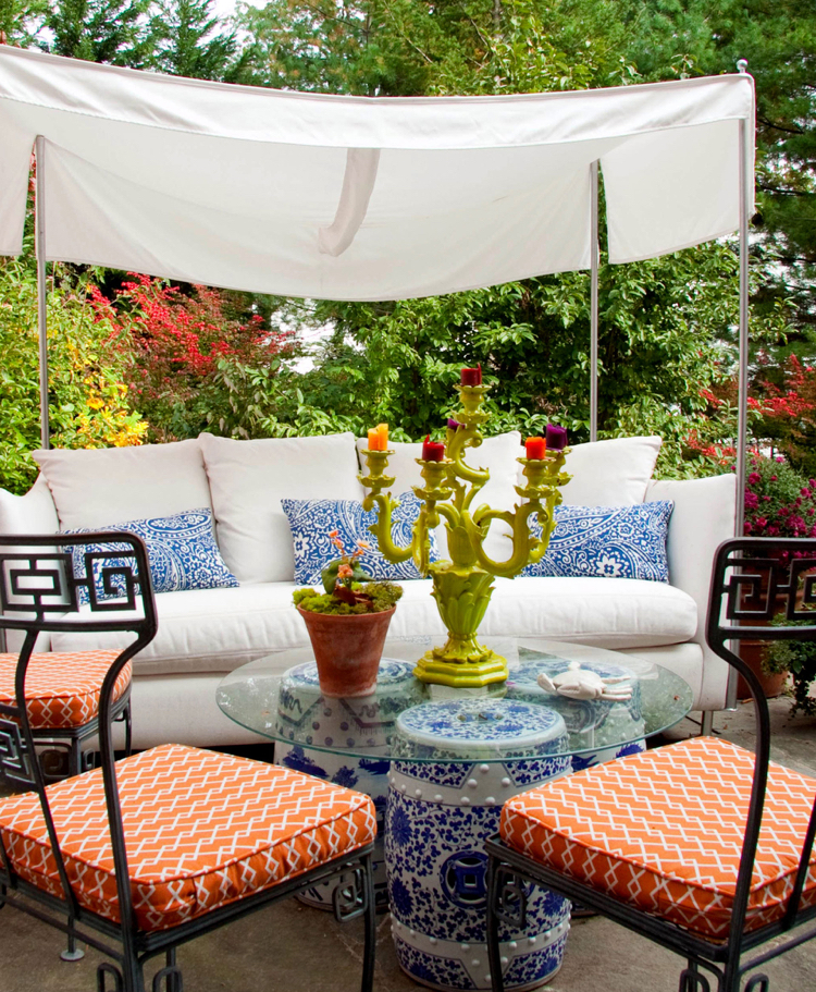 idées déco –aménagement-terrasse-canapé-baldaquin-coussins-motif-paisley-bleu-déco-éclectique