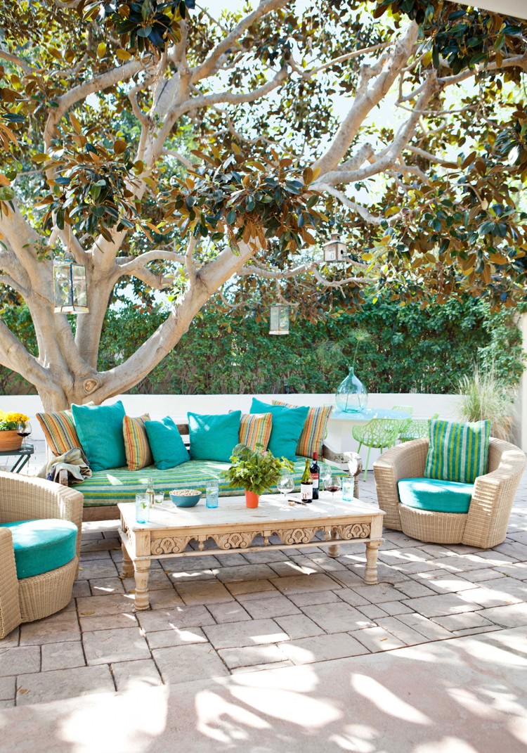 idées déco –aménagement-terrasse-coussins-turquoise-salon-jardin-rotin-table-basse-bois-sulpté