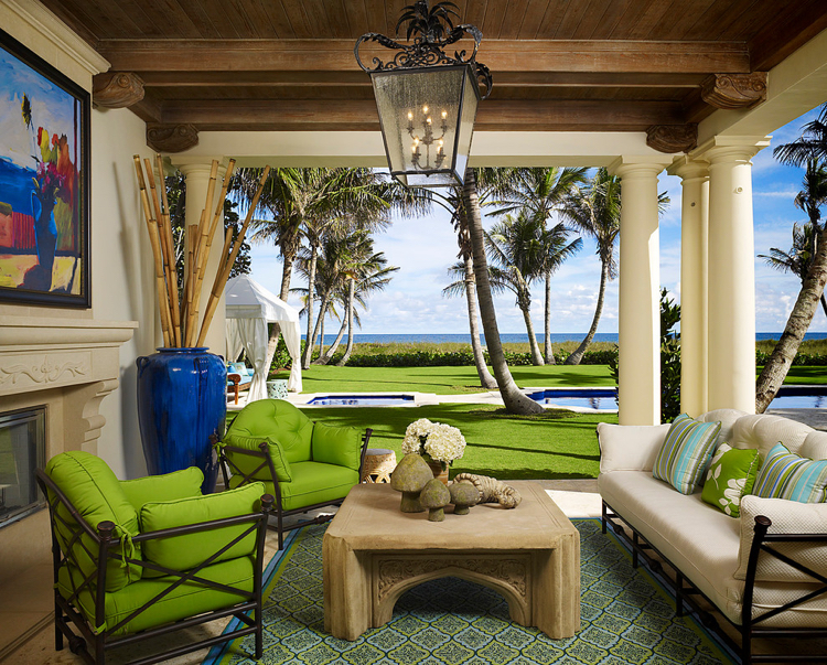 idées déco –aménagement-terrasse-couverte-fauteuils-coussins-verts-tapis-extérieur-vase-bleu-lustre-vintage