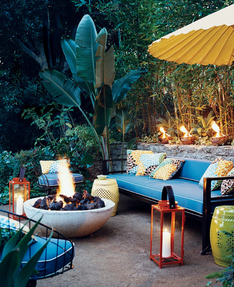 idées déco –aménagement-terrasse-lanternes-vesque-feu-béton-coussins-bleu-jaune-lanternes-parasol