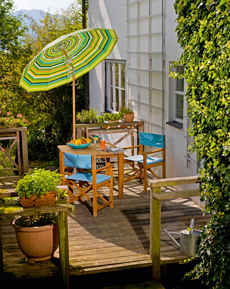 idées déco –aménagement-terrasse-parasol-couleurs-vives-chaises-jardin-bois-bleu