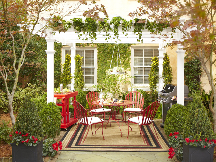 idées déco –aménagement-terrasse-pergola-blanche-salon-jardin-fer-forgé-rouge-tapis-extérieur