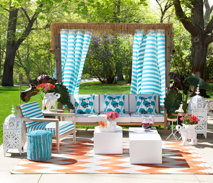 idées déco –aménagement-terrasse-pergola-rideaux-turquoise-tapis-extérieur-blanc-orange-table-basse-blanche