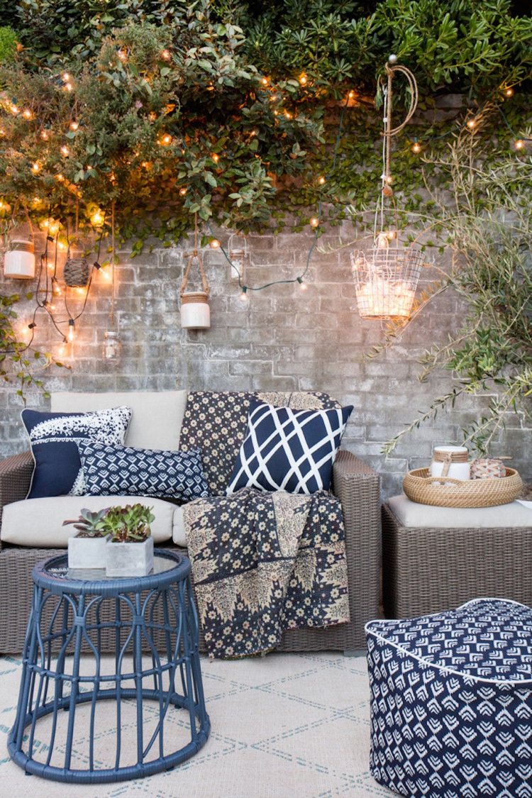 idées déco –aménagement-terrasse-salon-jardin-tressé-coussins-motifs-bleu-blanc-guirlande-lumineuse