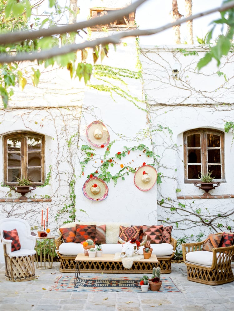 idées déco –aménagement-terrasse-style-mexicain-sombreros-coussins-extérieur-tapis-mobilier-bois