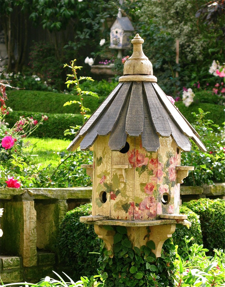 idées-pour-jardin-mangeoire-oiseaux-bois-fleurs-motifs