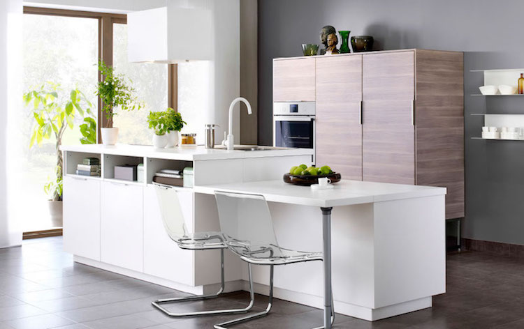 image de cuisine moderne Ikea-îlot-central-évier-rangement-table-petit-déjeuner