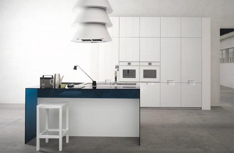 image de cuisine moderne blanche-îlot-central-avec-bar-accent-bleu-pétrole