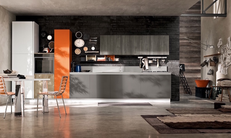 image-cuisine-moderne-grise-sol-béton-ciré-colonne-rangement-orange-blanche