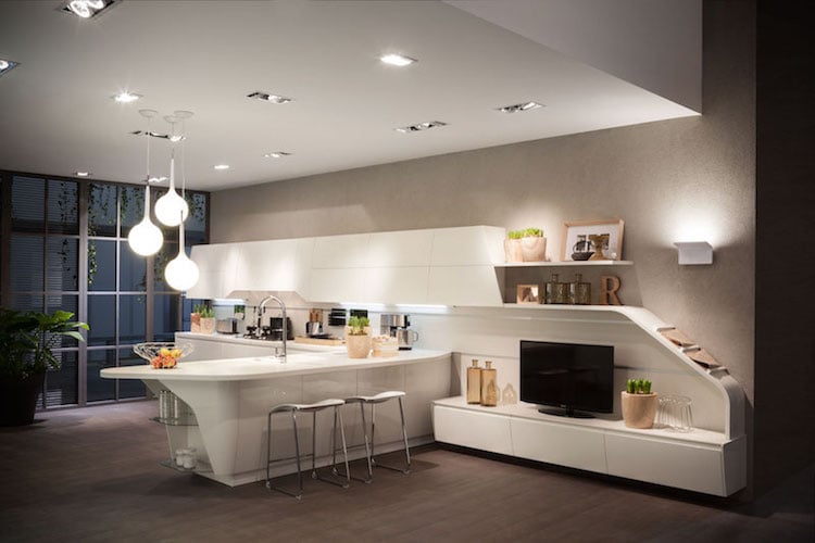 image-cuisine-moderne-ouverte-salon-armoires-blanches-transforment-meuble-tv