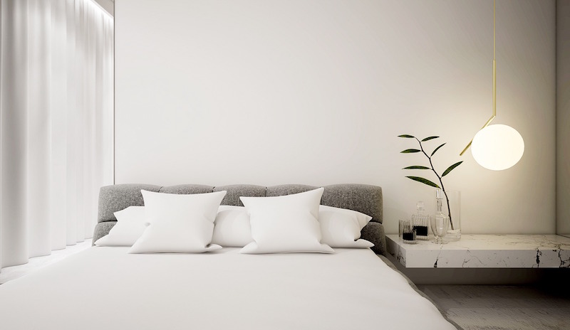 intérieur-blanc-chambre-adulte-grand-lit-tapissé-tissu-gris