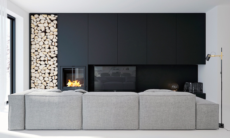 intérieur blanc cheminée-rangement-bois-meuble-tv-noir-mat-salon