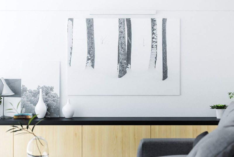 intérieur-blanc-décoré-tableaux-graphiques-meubles-bois-clair