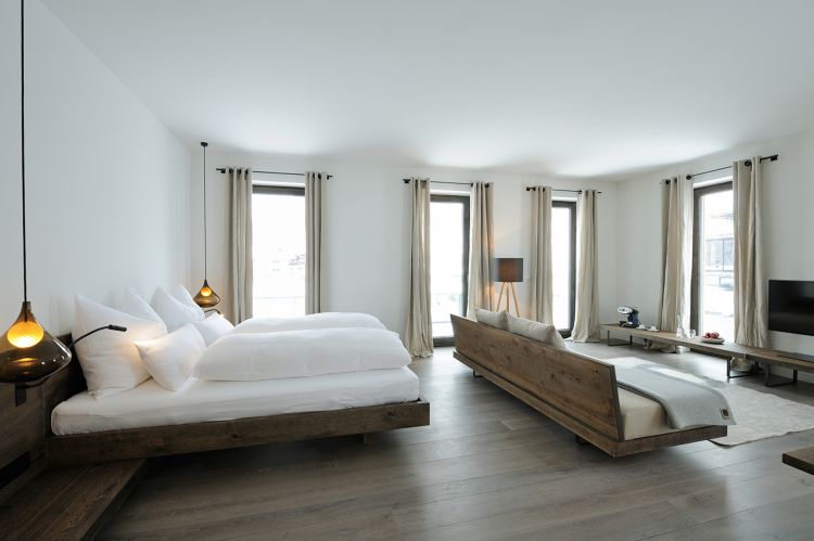 intérieur blanc et bois -chambre-coucher-moderne-cadre-lit-bois-parquet-bois-massif-banc-moderne