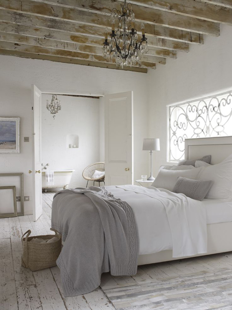 intérieur blanc et bois -chambre-coucher-plafond-poutres-apparentes-parquet-patiné