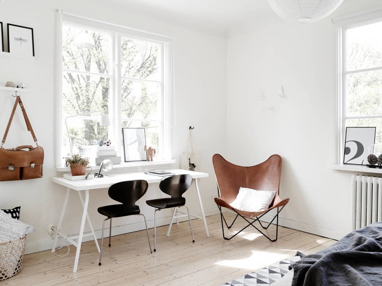 intérieur blanc et bois -coin-bureau-maison-chaise-papillon-cuir-parquet