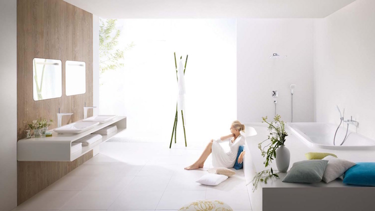 intérieur blanc et bois salle de bain moderne-blanche-déco-murale-bois