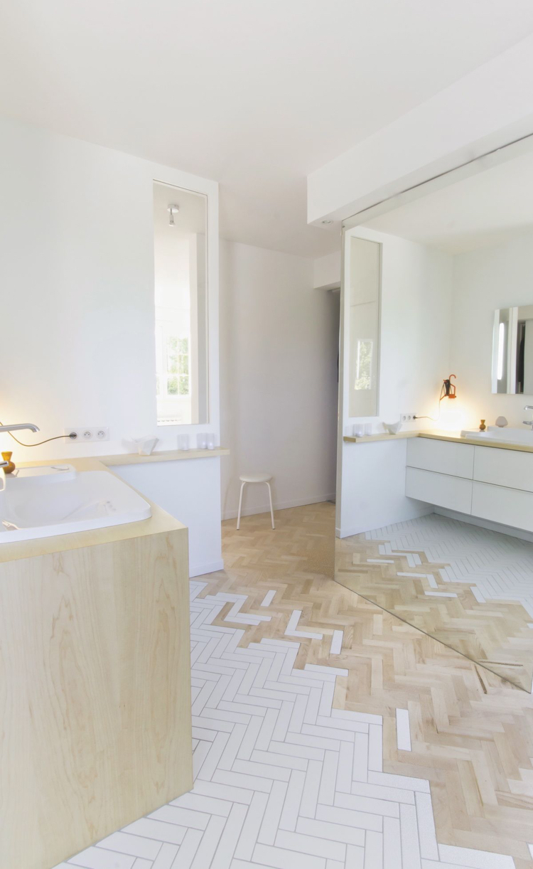 intérieur blanc et bois salle de bain moderne-parquet-chevron-bois-blond-blanc-meuble-vasque-bois-blanc