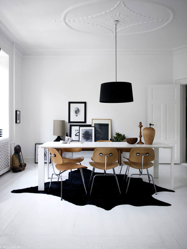 intérieur blanc et bois -salle-manger-blanche-tapis-noir-chaises-bois