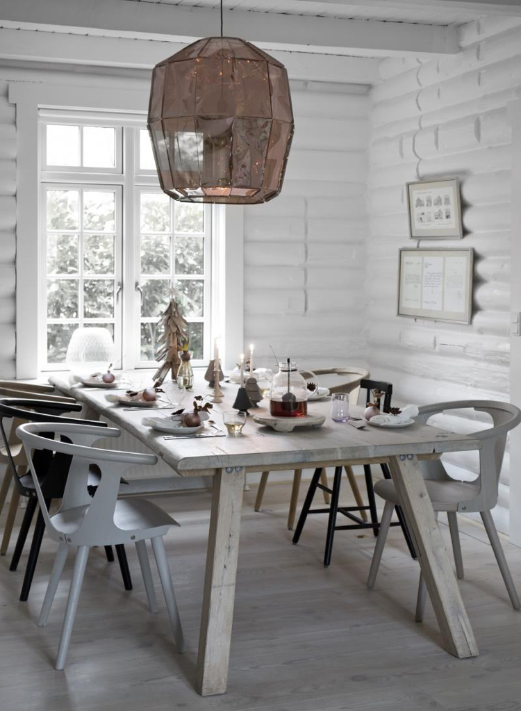 intérieur blanc et bois -salle-manger-scandinave-murs-relief-blancs-table-bois-parquet-stratifié