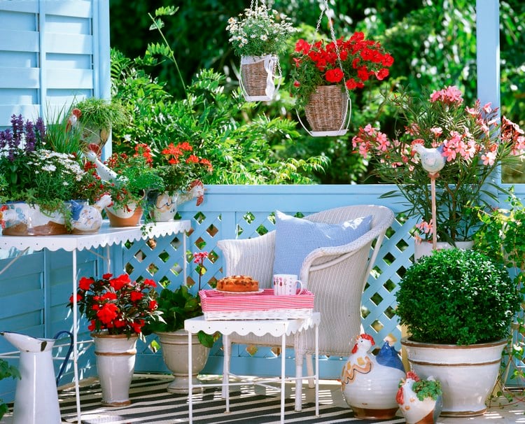jardins-suspendus-jardinières-tressées-pots-fleurs-cache-pots-peinture-bleu-ciel.