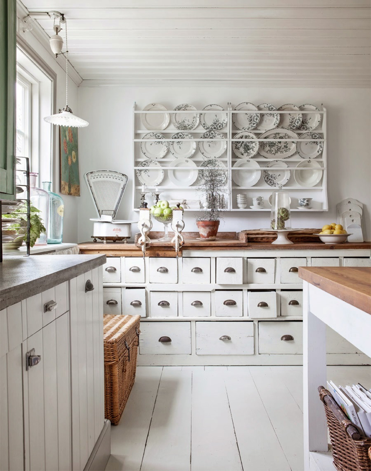 jolie cuisine -blanche-tiroirs-blancs-égouttoir-vaisselle-mural-plan-travail-bois