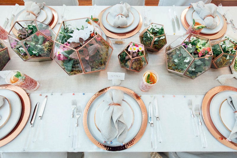 jolie-table-fête-décorée-plantes-fleurs-vases-polugones-originaux