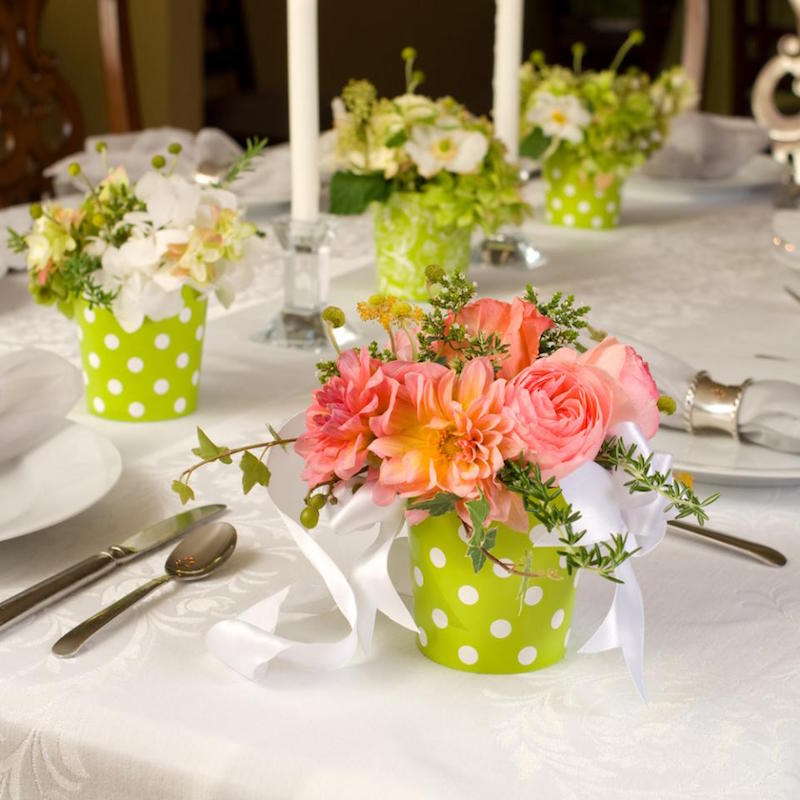 jolie table de fête printanière décorée de pots-verts-pois-blancs-fleurs