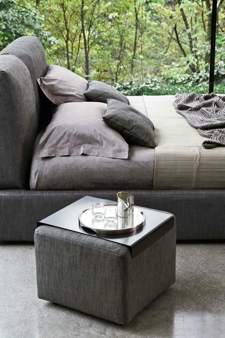 lit adulte design -revêtement-gris-tabouret-gris-table-appoint