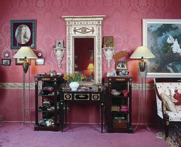 meuble-coiffeuse-de-luxe-esprit-baroque-papier-peint-rose