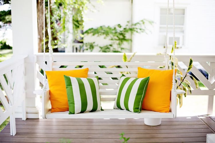 meuble de jardin pas cher -banc-suspendu-blanc-coussins-vert-jaune