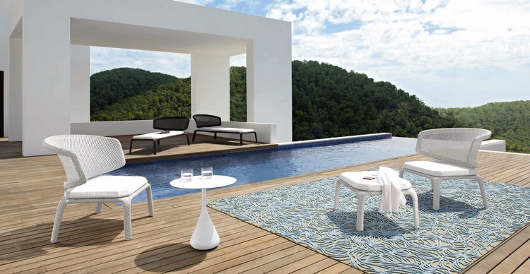 mobilier-piscine-chaises-design-blanc-table-appoint