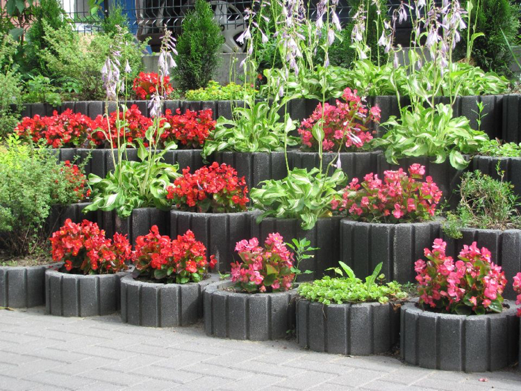 mur-soutènement-jardin parterre de fleurs surélevés-parpaings-creux