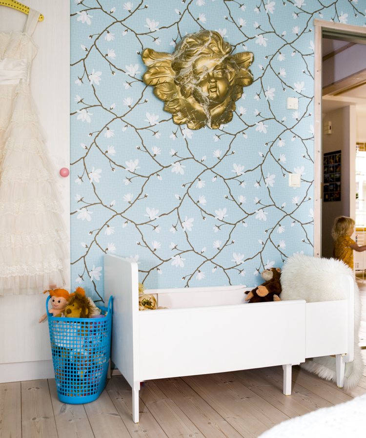 papier peint à motifs -bleu-pasyel-motifs-magnolia-chambre-bébé